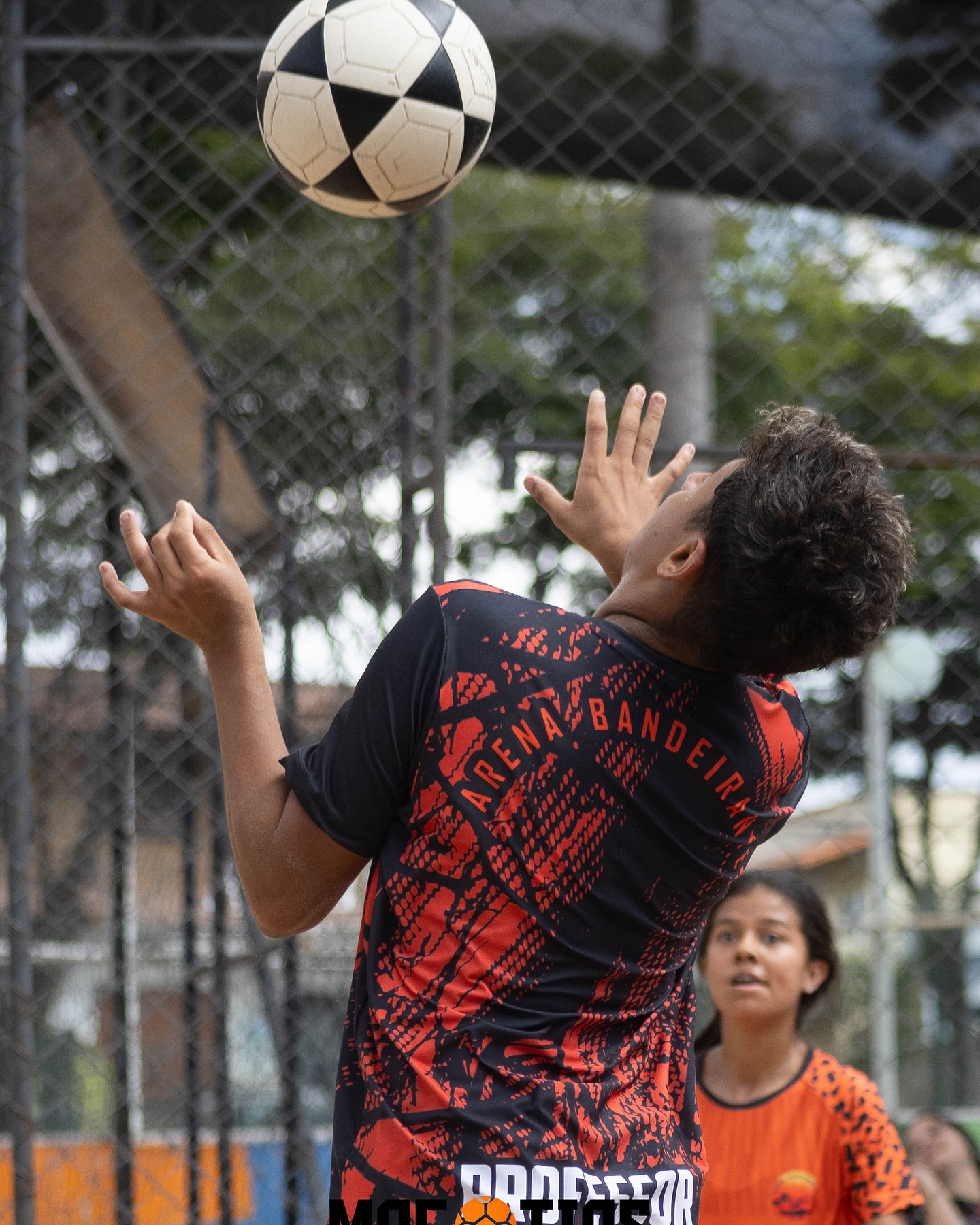 Jogador em ação com camisa Arena Bandeirantes